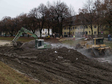 Die Rumung erfolgt mit Moorbaggern und Moorraupen damit die Abdichtungsschicht nicht beschdigt wird.