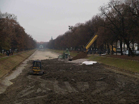 14.11.05: Die Arbeiten haben begonnen, mit großem Aufwand wird der Schlamm von der Firma Geiger aus Obersdorf entfernt.