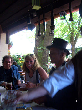 Eine tolle Brotzeit in Axel´s Metzgerwirt (Biergarten) für alle Beteiligten, auch die, die im Hintergrund mitgeholfen haben, war die Krönung der Aktion. Gestiftet hat die Brotzeit der Axel.
